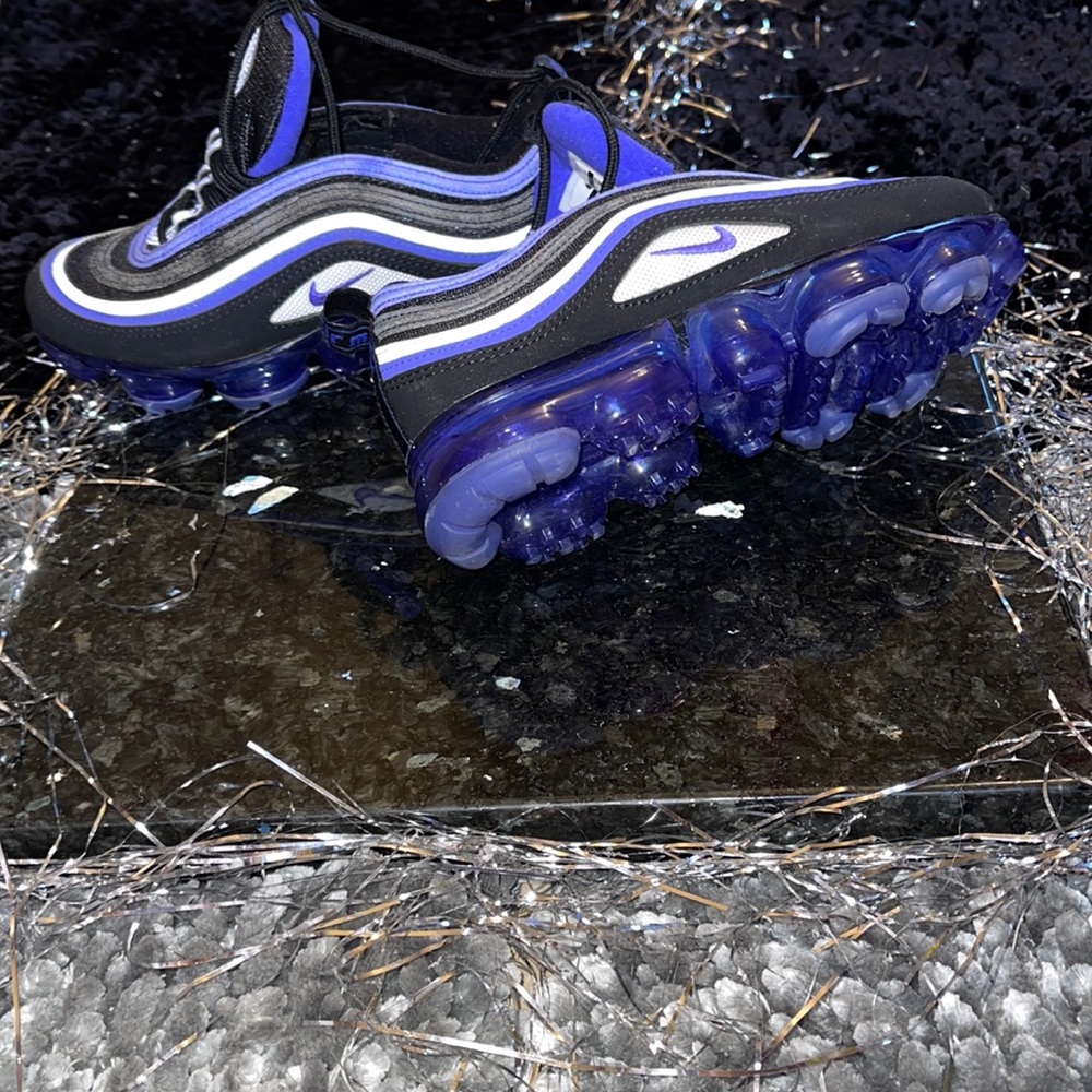 One of Nike extremely attractive, versatile shoe. - Picture 16 of 17